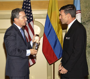 Presidente colombian Álvaro Uribe recibe el Premio Perry