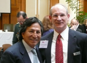 Ex-presidente peruano Alejandro Toledo y Subdirector del CHDS Ken LaPlante